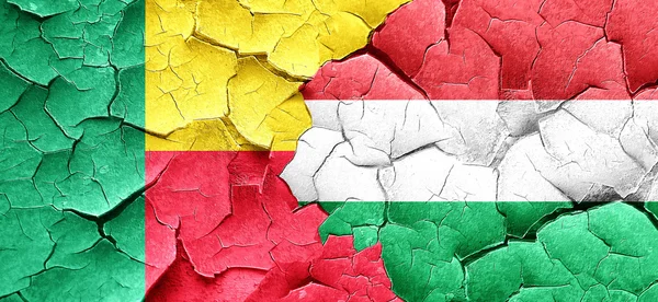 Benin bayrağı bir grunge Macaristan bayrağı ile duvar kırık — Stok fotoğraf