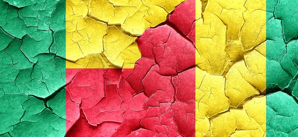 Benin-Flagge mit Perlfahne auf einer Grunge-Risswand — Stockfoto