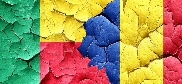 Bandera de Benin con bandera de Rumania en una pared agrietada grunge —  Fotos de Stock