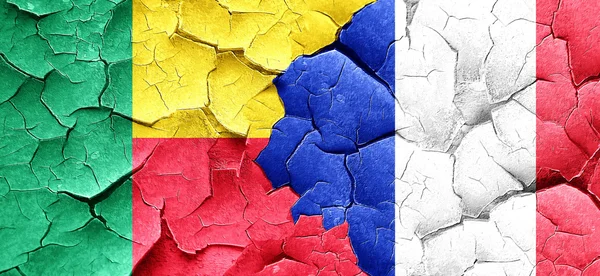 Bandera de Benin con bandera de Francia en una pared agrietada grunge — Foto de Stock