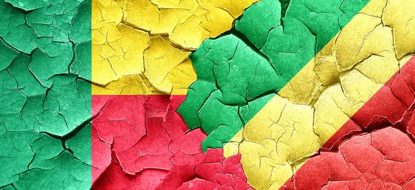 Benin vlajka s Kongo vlajku grunge popraskané zdi — Stock fotografie