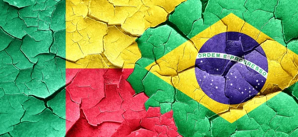 Benin vlag met Brazilië vlag op een grunge gebarsten muur — Stockfoto