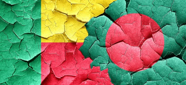 Benin-Fahne mit Bangladesh-Fahne an einer Grunge-Risswand — Stockfoto