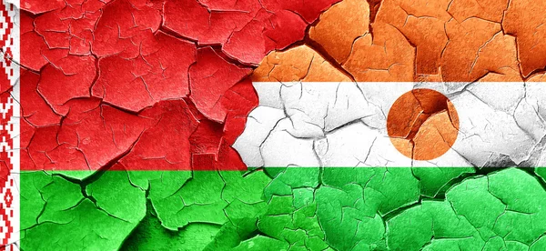 Beyaz Rusya bayrağı bir grunge Nijer bayrağı ile duvar kırık