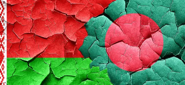 Bandiera della Bielorussia con bandiera del Bangladesh su un muro incrinato grunge — Foto Stock