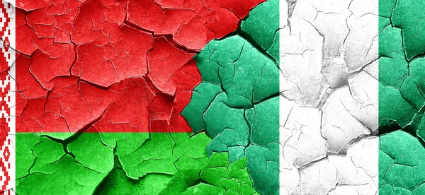 Beyaz Rusya bayrağı bir grunge Nijerya bayrağı ile duvar kırık — Stok fotoğraf