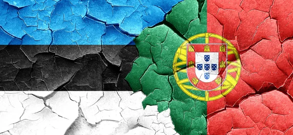 Vlag van Estland met Portugal vlag op een grunge gebarsten muur — Stockfoto