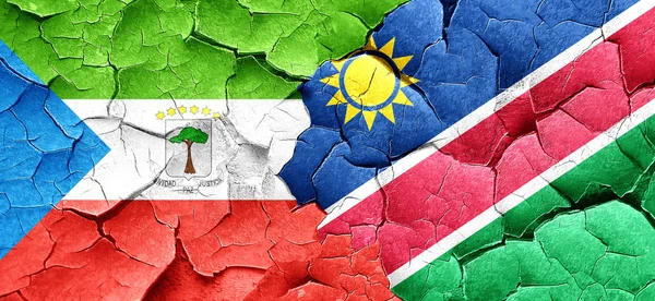 Rovníková guinea vlajka vlajka Namibie na grunge popraskané wal — Stock fotografie