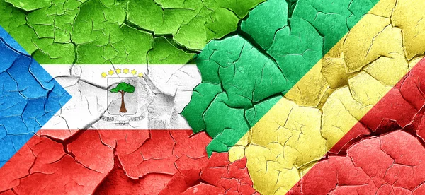 Drapeau de Guinée équatoriale avec drapeau congo sur un mur fissuré — Photo