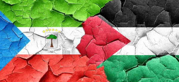Флаг Экваториальной Гвинеи с палестинским флагом на гранже треснул w — стоковое фото