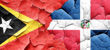 Doğu timor bayrağı ile kırık bir grunge Dominik Cumhuriyeti bayrağı