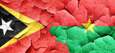 Doğu timor bayrağı bir grunge Burkina Faso bayrağı ile duvar kırık