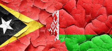 Doğu timor bayrağı bir grunge Beyaz Rusya bayrağı ile duvar kırık