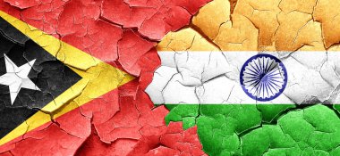 Doğu timor bayrağı bir grunge Hindistan bayrağı ile duvar kırık