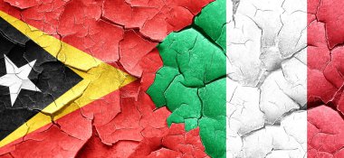 Doğu timor bayrağı bir grunge İtalya bayrağı ile duvar kırık