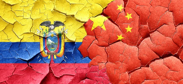 Vlajka Ekvádoru s Čína vlajku grunge popraskané zdi — Stock fotografie