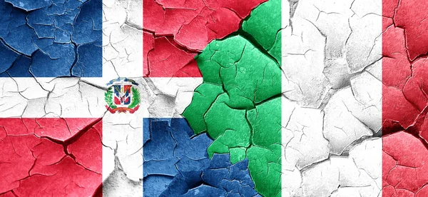 Vlag van de Dominicaanse Republiek met Italië vlag op een grunge gebarsten muur — Stockfoto