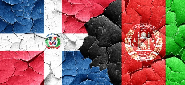 Vlag van de Dominicaanse Republiek met afghanistan vlag op een grunge cracke — Stockfoto