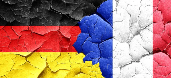 Tysk flagg med Frankrike flagga på en grunge knäckt vägg — Stockfoto