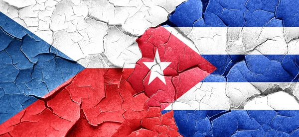 Τσεχοσλοβακία σημαία με τη σημαία Κούβα για μια grunge ραγισμένα τοίχο — Φωτογραφία Αρχείου