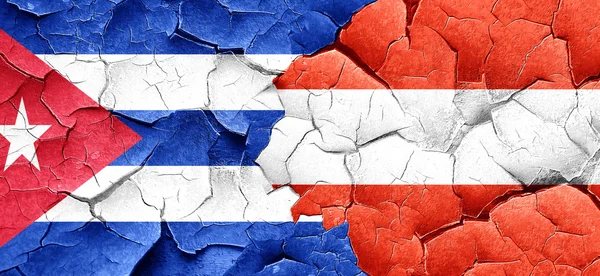Κούβα σημαία με τη σημαία της Αυστρίας για μια grunge ραγισμένα τοίχο — Φωτογραφία Αρχείου