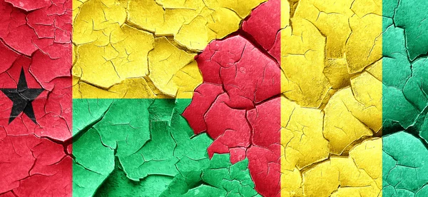 Guinea-Bissau-Flagge mit Guinea-Flagge an einer Grunge-Risswand — Stockfoto