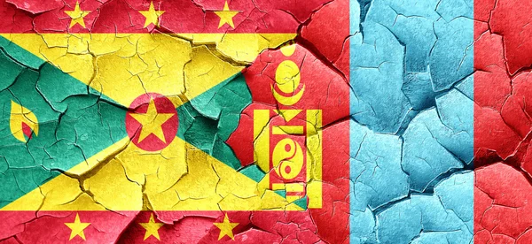 Grenada-Flagge mit mongolischer Flagge an einer Grunge-Risswand — Stockfoto