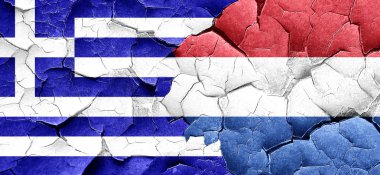 Yunanistan bayrağı bir grunge Hollanda bayrağı ile duvar kırık