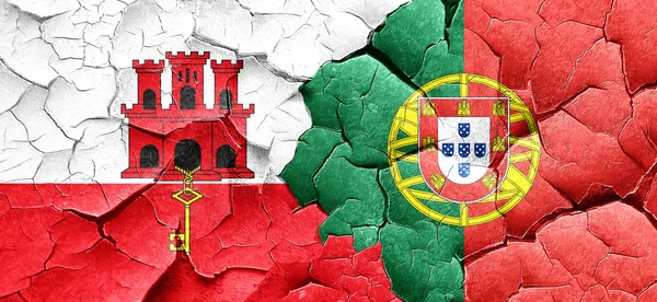 Прапор Гібралтару з Португалії прапор на за гранж тріщинами стіни — стокове фото