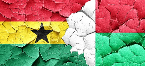 Vlag van Ghana met Madagaskar vlag op een grunge gebarsten muur — Stockfoto