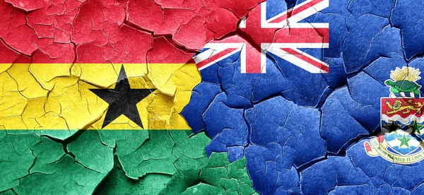 Прапор Гани з прапор Кайманових островів на за гранж тріщинами стіни — стокове фото