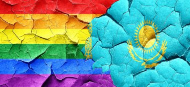 Eşcinsel gurur bayrak bir grunge Kazakistan bayrağı ile duvar kırık