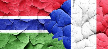 Gambiya bayrak bir grunge Fransa bayrağı ile duvar kırık