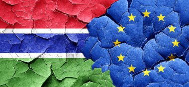 Gambiya bayrak bir grunge Avrupa Birliği bayrağı ile duvar kırık