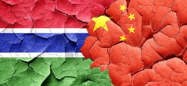 Gambiya bayrak bir grunge Çin bayrağı ile duvar kırık