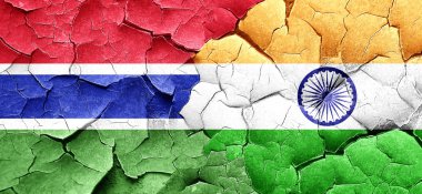 Gambiya bayrak bir grunge Hindistan bayrağı ile duvar kırık