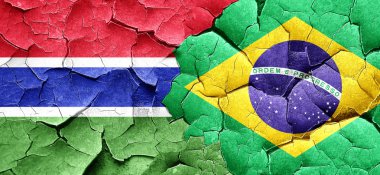 Gambiya bayrak bir grunge Brezilya bayrağı ile duvar kırık