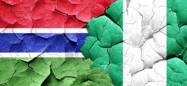 Gambiya bayrak bir grunge Nijerya bayrağı ile duvar kırık