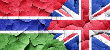 Gambiya bayrak bir grunge Büyük Britanya bayrağı ile duvar kırık