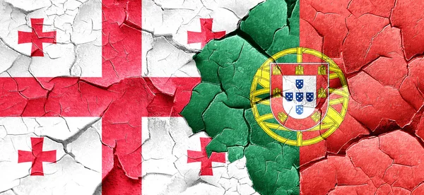 Прапор Грузії з Португалії прапор на за гранж тріщинами стіни — стокове фото