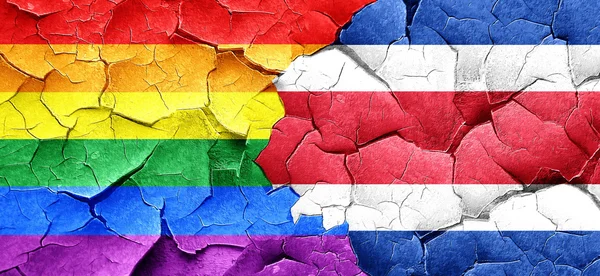 Gay pride vlag met Costa Rica vlag op een grunge gebarsten muur — Stockfoto