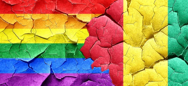 Drapeau de fierté gay avec drapeau de Guinée sur un mur fissuré grunge — Photo