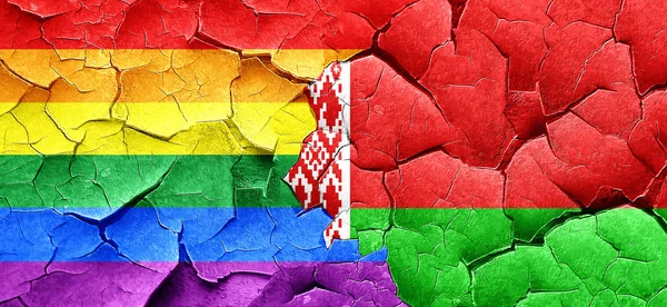 ゲイ プライド フラグ、グランジのベラルーシの国旗でひびの入った壁 — ストック写真
