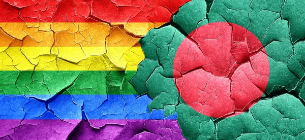 Eşcinsel gurur bayrak bir grunge Bangladeş bayrağı ile duvar kırık — Stok fotoğraf