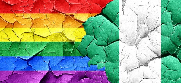 Флаг гордости геев с флагом Нигерии на огромной треснувшей стене — стоковое фото