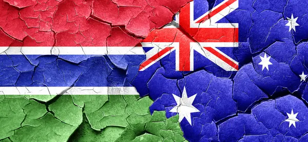 Gambijská vlajka s Austrálie vlajku grunge popraskané zdi — Stock fotografie