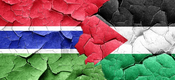 Gambijská vlajka s Palestina vlajku grunge popraskané zdi — Stock fotografie