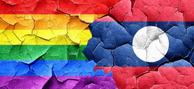 Eşcinsel gurur bayrak bir grunge Laos bayrağı ile duvar kırık