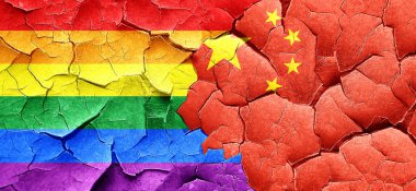 Eşcinsel gurur bayrak bir grunge Çin bayrağı ile duvar kırık