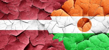 Letonya bayrağı bir grunge Nijer bayrağı ile duvar kırık